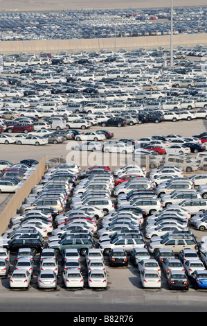 Abu Dhabi guardando verso il basso sulla banchina di storage di importazione di autovetture nuove in attesa di distribuzione Foto Stock