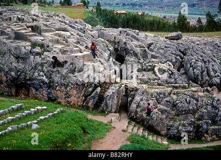 Persone, turisti, gruppo di tour, ruderi, Kenko, città capitale, Cuzco, Provincia di Cuzco, Perù, Sud America Foto Stock
