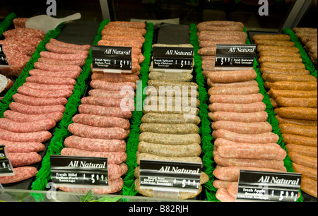 Una varietà di salsicce sono visualizzati in un supermercato reparto carne Foto Stock