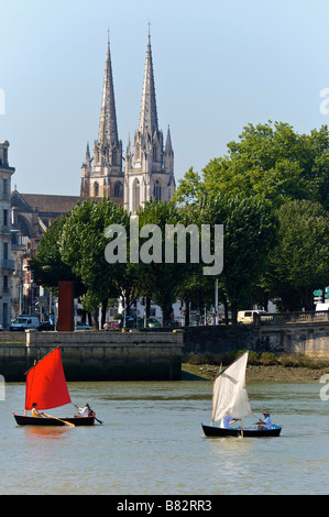 Piccola barca a vela sul fiume Adour a Bayonne Francia Foto Stock