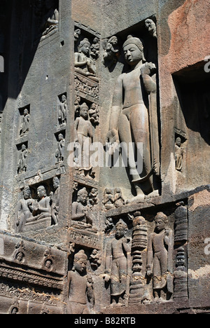 Grotte di Ajanta 19: facciata, vista laterale destra con invadente Buddha. Aurangabad, Maharashtra, India Foto Stock