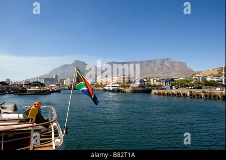 Affacciato sul porto con table mountain view da Victoria and Alfred Waterfront Città del Capo Sud Africa Foto Stock