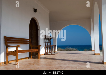 Galleria di Agia Thekla cappella sulla spiaggia del Mar Mediterraneo nei pressi di Aiga Napa, Cipro del Sud Foto Stock