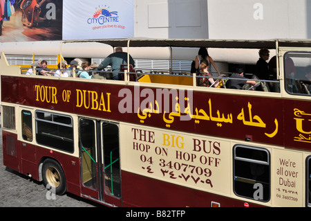 Big Bus Tour società operante in Dubai che mostra le traduzioni bilingue sui pannelli laterali Foto Stock