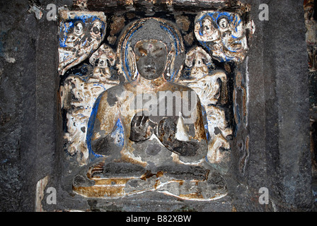 Buddha in Padmasana, una volta interamente dipinta, grotte di Ajanta, Maharashtra, India. Foto Stock
