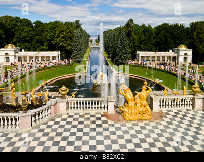 Cascata di fontane nel giardino inferiore di Peterhof Palace (St. Pietroburgo, Russia) Foto Stock