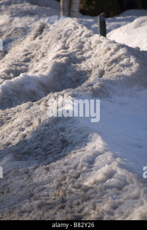 Fusione sporca la neve sulla strada laterale/strada in Scarborough Toronto Foto Stock