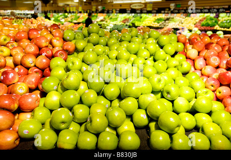 Tre tipi di mele sono in mostra in un supermercato a produrre la sezione Foto Stock