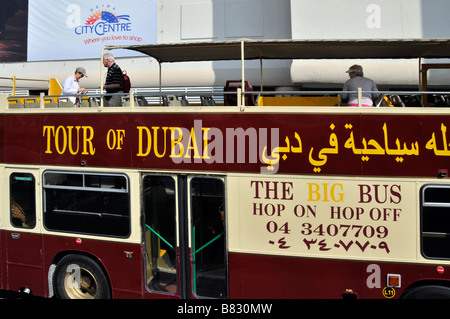 Big Bus Tour società operante in Dubai che mostra le traduzioni bilingue sui pannelli laterali Foto Stock