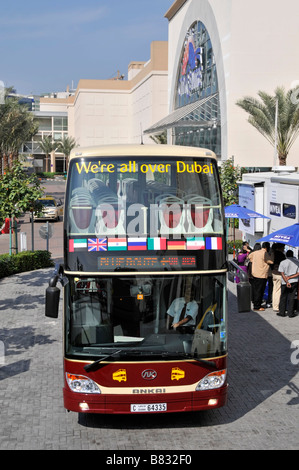 Big Bus Tour società operante in Dubai da fermata bus al di fuori del centro commerciale Deira City Centre Foto Stock