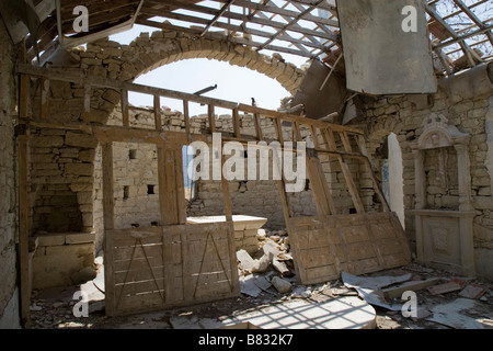 Vista dei caduti di rood schermo e altare in Agios Nicolas (Alasa) chiesa nella zona allagata vicino Kouris Dam. Cipro del Sud Foto Stock