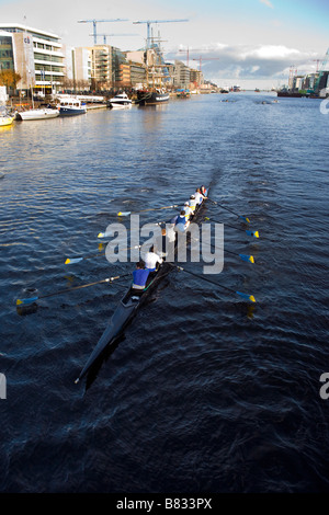 Coxed quattro skiff sulla Rivery Liffey Dublin presi da Matt Talbot Bridge Foto Stock