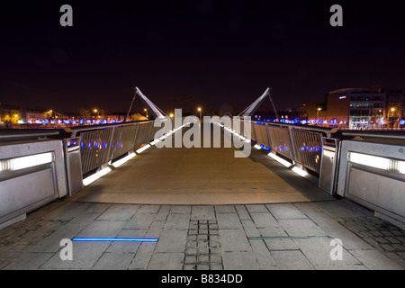 Sean O'Casey Bridge a Dublino di notte questo ponte pedonale che collega Custom House Quay con City Quay Foto Stock