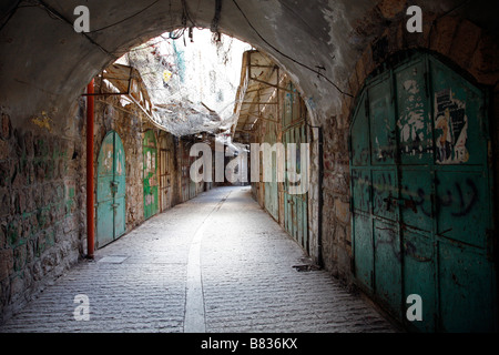 Una strada deserta nell'area della città vecchia di Hebron palestinese nel sud della Cisgiordania Foto Stock