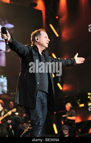 Jim Jerr dei Simple Minds esegue in un concerto a Londra Foto Stock