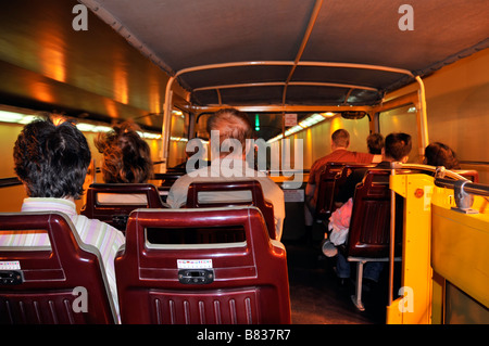 Big Bus Tour società operante in Dubai passando attraverso il tunnel Foto Stock