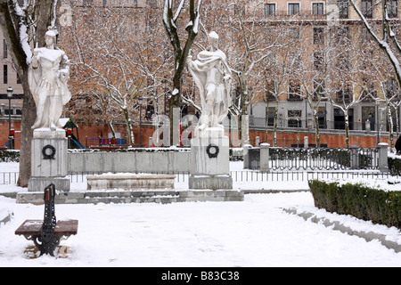 Statue di Íñigo Arista e Alonso i re spagnoli, nella Plaza de Oriente, prima che il Palazzo Reale di Madrid Foto Stock