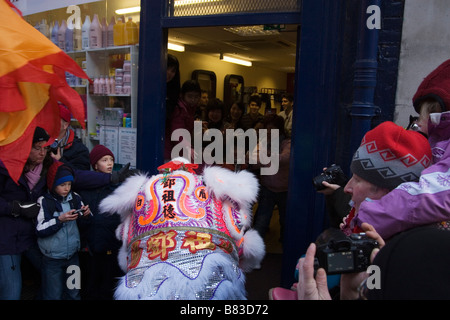 Leone cinese a Londra s China Town per celebrare il capodanno cinese Foto Stock