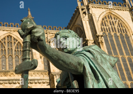 Statua di bronzo di Costantino il Grande primo piano Transetto sud York Minster York North Yorkshire Inghilterra Regno Unito GB Gran Bretagna Foto Stock