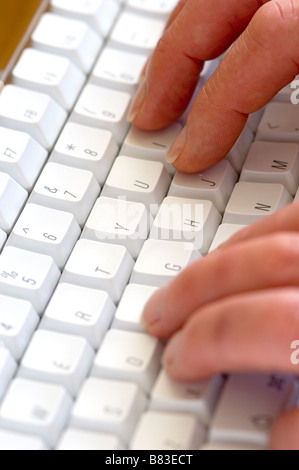 Primo piano di digitazione delle dita sulla tastiera del computer tasti Foto Stock