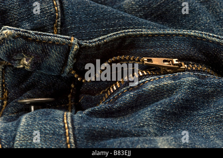 Dettaglio zip sulla coppia di blue jeans denim Foto Stock