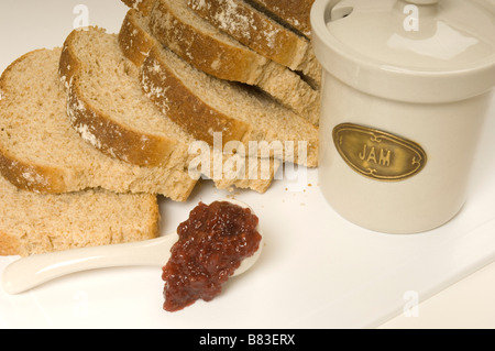 Fette di pane integrale e jam pot si chiudono Foto Stock