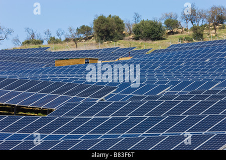 Il fotovoltaico o celle solari utilizzati per la raccolta di energia solare Foto Stock