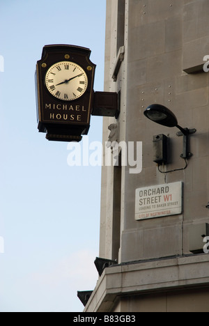 Orologio fuori Oxford Street Marks & Spencer edificio Foto Stock