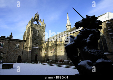 Kings College dell Università nella vecchia Aberdeen, con la cappella, torre e quad visibile, ricoperta di neve durante il periodo invernale Foto Stock