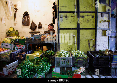 Un palestinese di frutta e verdura venditore in gran parte abbandonato area della città vecchia di Hebron palestinese in Cisgiordania. Foto Stock