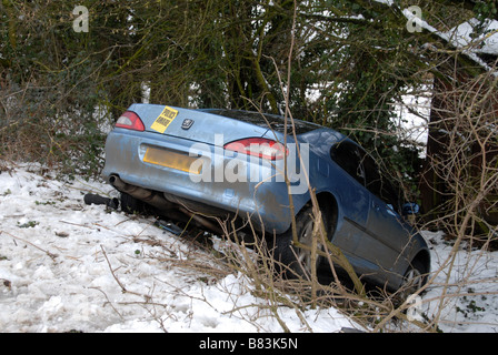 Peugeot 406 nel fosso dopo la venuta fuori strada ghiacciata gancio esterno Norton Oxfordshire Foto Stock