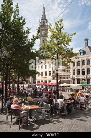 La gente seduta ai tavoli in ombra a pavement cafe Gent Belgio Foto Stock