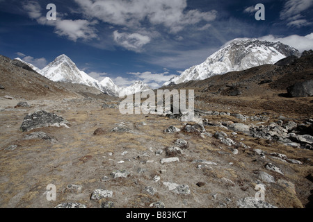 Vedute della valle del Khumbu guardando a Nord tra Duglha e Lobuche Foto Stock