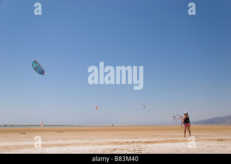 Una prassi kitesurfer volare un aquilone quando la marea è fuori in Laguna Bay (QURA BAY) nel Sinai resort di Dahab in Egitto Foto Stock