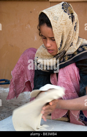 Ragazza beduina rende la mattina pane piatto in Ras Abu Gallum sulla costa del Mar Rosso a nord del Sinai resort di Dahab in Egitto Foto Stock