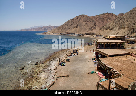 Vista aerea del Buco Blu, un popolari di immersione e snorkeling barriera corallina per i turisti a nord del Sinai resort di Dahab in Egitto Foto Stock