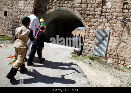 Coloni israeliani bambini celebrare la festa di Purim, una religiosa ebraica, festival nella West Bank Settlement di Hebron. Foto Stock