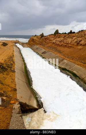 L'acqua di raffreddamento proveniente dalla stazione di potenza vicino a Djorf Lasfar harbour Marocco Foto Stock