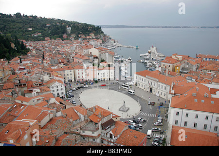 Antenna sul tetto vista della pittoresca Tartinijev trg, un marmo lastricata in piazza ovale nel vecchio porto di pirano nella Primorska, Slovenia Foto Stock