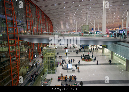 Interior ampia vista della nuova architettura moderna e il design del Beijing Airport Terminal 3 2009 Foto Stock