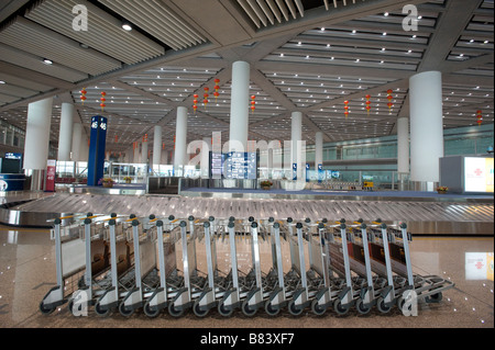 Interno della grande e moderna sala reclamo bagagli nel nuovo aeroporto di Pechino terminale 3 Cina 2009 Foto Stock