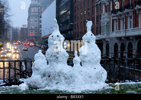 Famiglia di pupazzi di neve al centro di Madrid, Spagna Foto Stock