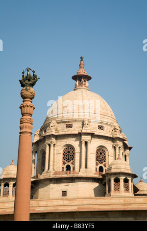 Dominio colonna che rappresenta uno dei quattro domini dell'Impero byof il blocco del nord Segretariato Building di New Delhi Foto Stock