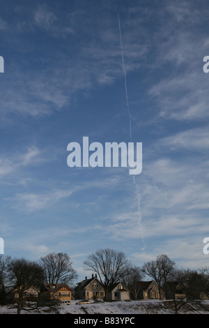 Un aereo a reazione volare alto al di sopra di un quartiere di Minneapolis. Foto Stock