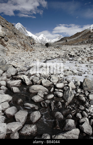 Vedute della valle del Khumbu guardando a Nord tra Duglha e Lobuche Foto Stock