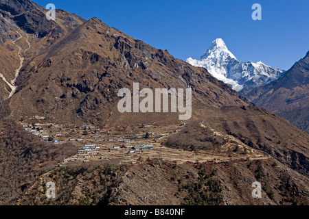 Phortse Thanga villaggio in primo piano e Ama Dablam Majestic Mountain come visto ulteriormente in Khumbu regione Valle Everest Nepal Foto Stock