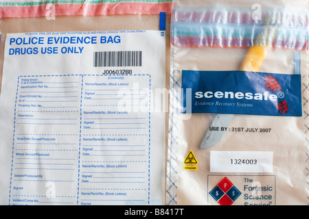 Prove di polizia di sacchetti per garantire che gli elementi probatorio restare incontaminata Foto Stock