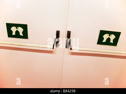 Barre di spinta per aprire le porte di emergenza Foto Stock