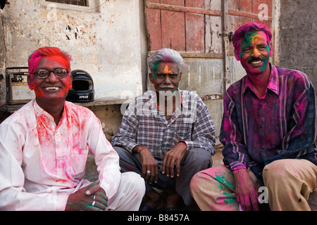 Tre Vecchi ridere gli uomini a primavera Holi festival a Jaipur India Foto Stock