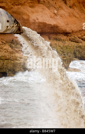 Tubo di fosfato di scarico industria dei rifiuti in mare direttamente Safi Marocco Foto Stock